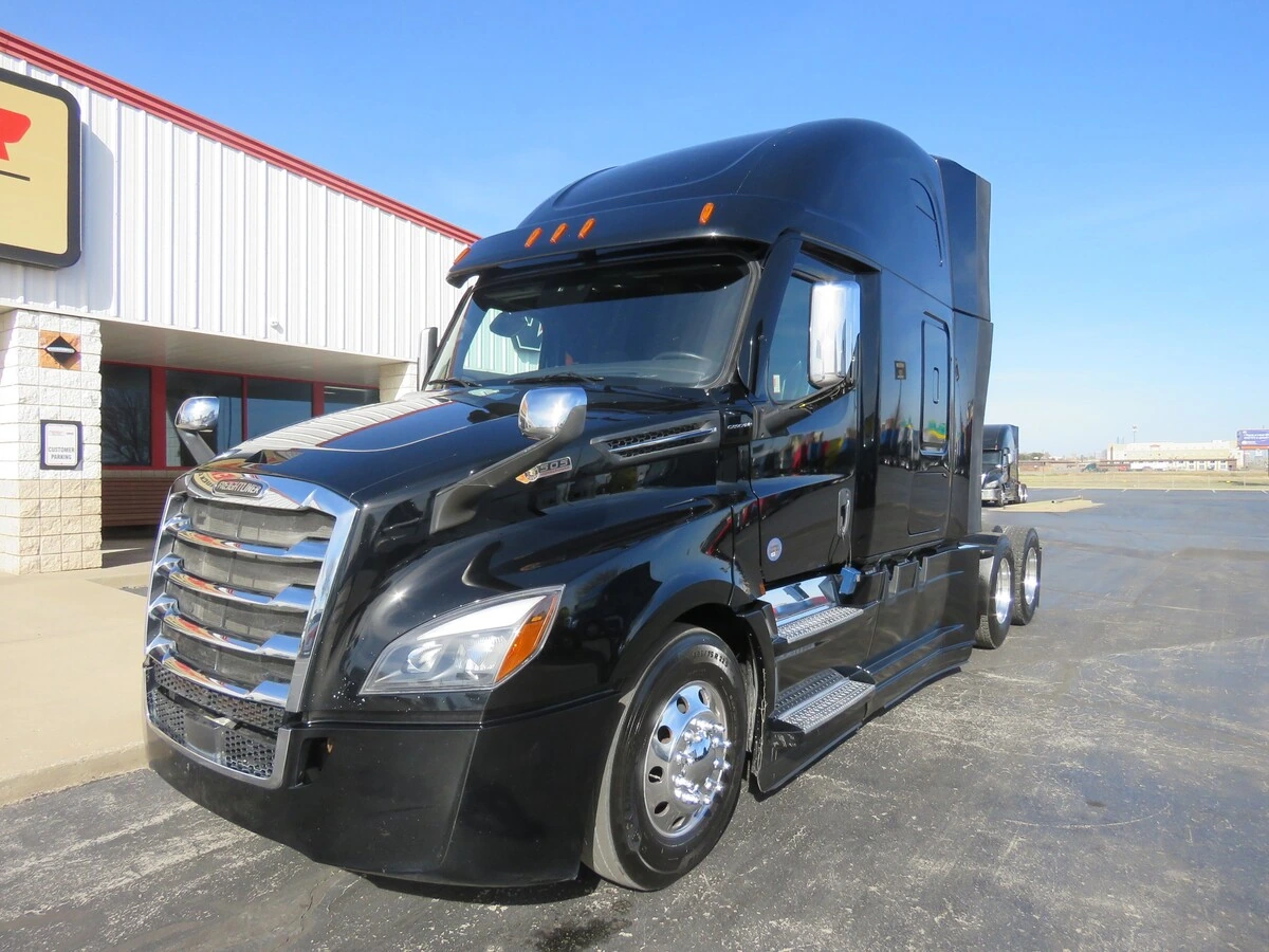 2022 Freightliner Cascadia - image 1