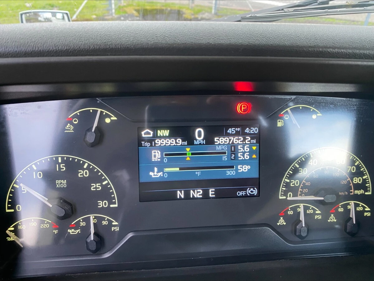 2018 Volvo VNL 860 - image 9