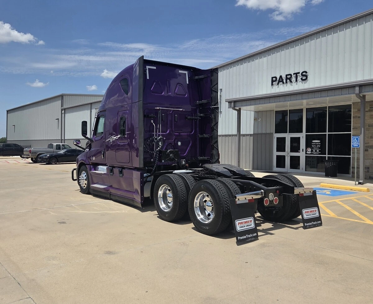 2025 Freightliner Cascadia — photo 7