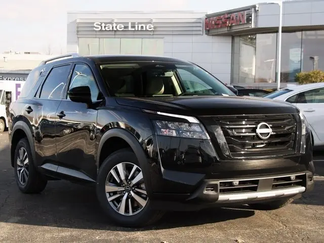 2025 Nissan Pathfinder SL's photo