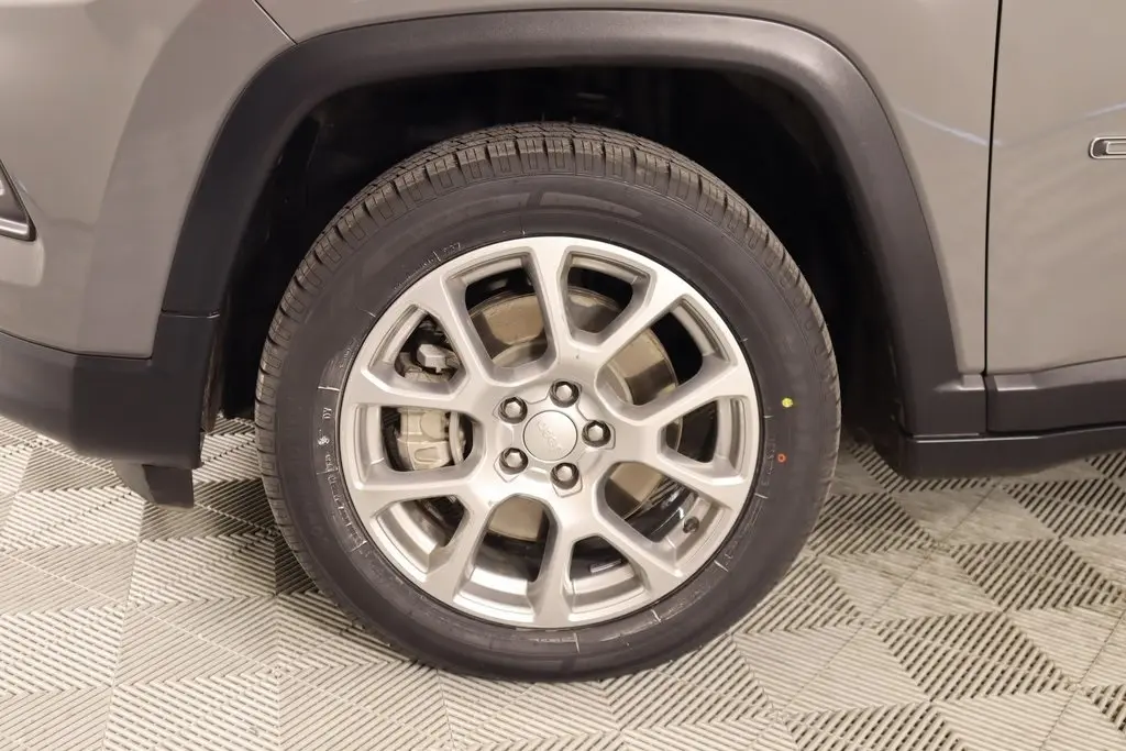 2024 Jeep Compass Latitude Lux photo 15