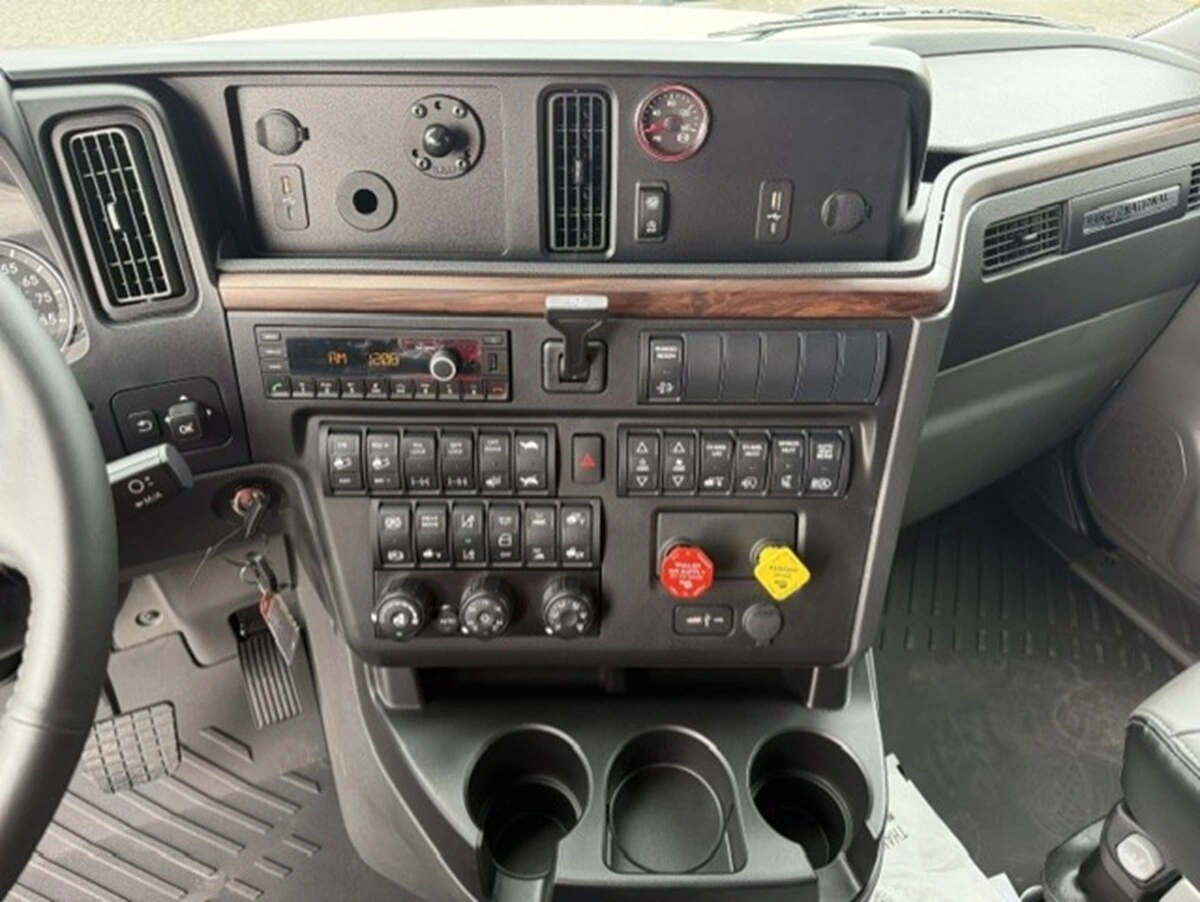 2027 International LT — photo 4