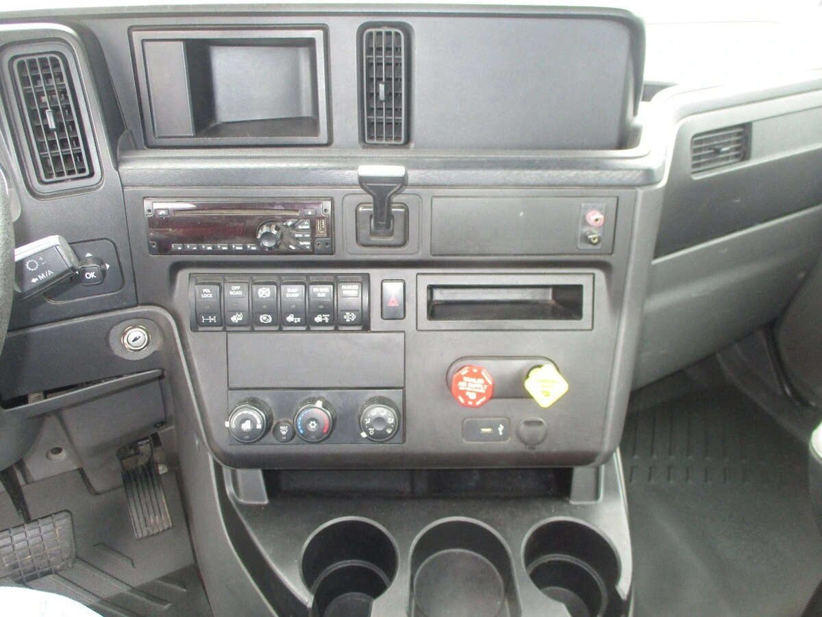 2019 International LT - image 16