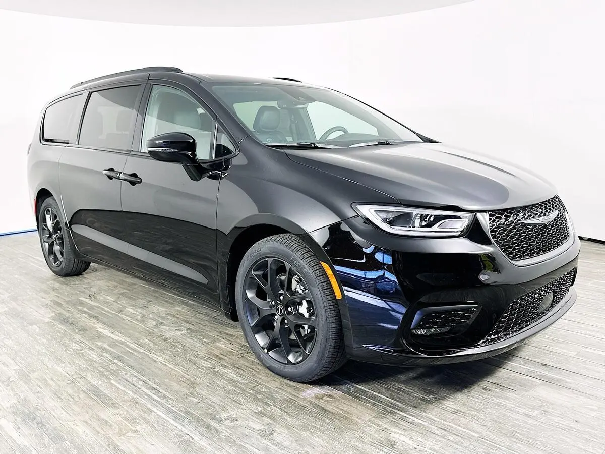 2026 Chrysler Pacifica Select's photo