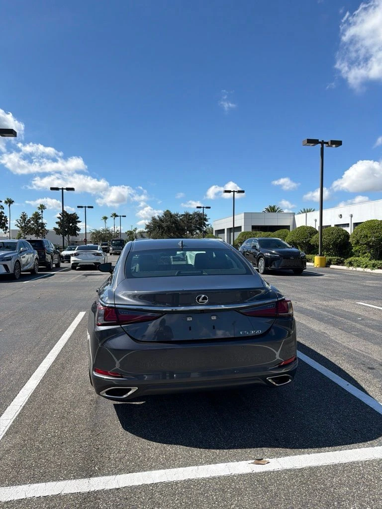2025 Lexus ES 350 - Photo 7