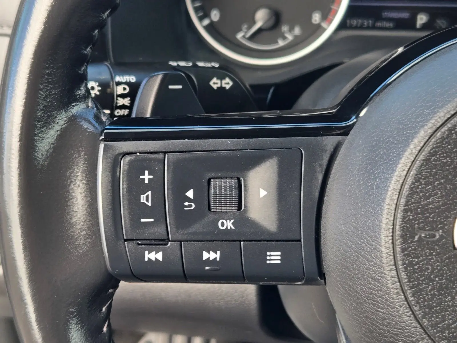2024 Nissan Pathfinder SL photo 25