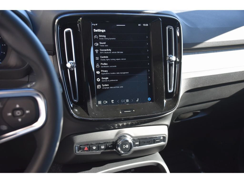 2025 Volvo - image 19