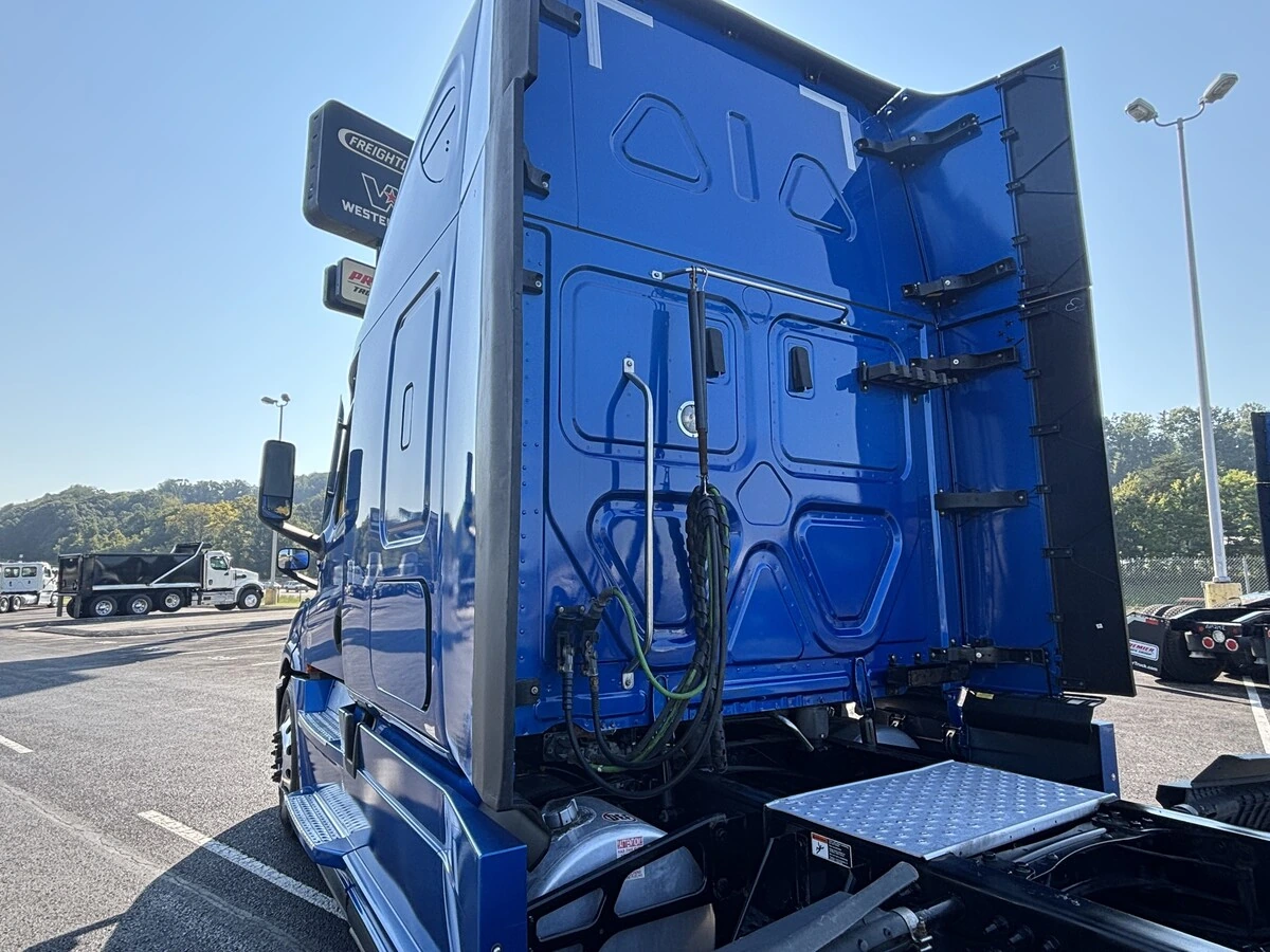 2022 Freightliner Cascadia — photo 7