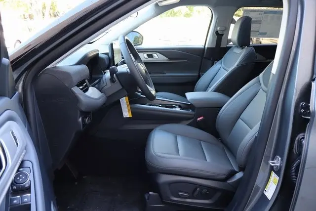 2025 Ford Explorer photo 23