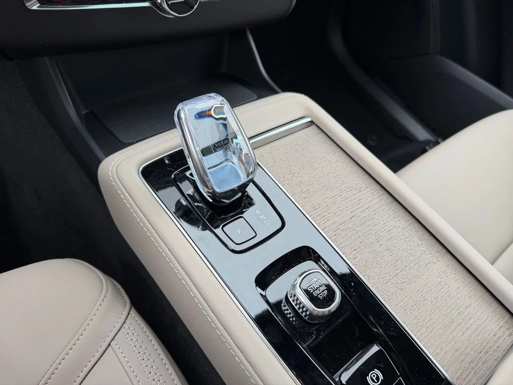 2026 Volvo - image 23