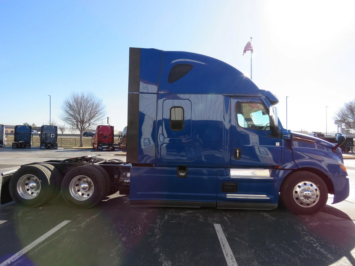 2022 Freightliner Cascadia - image 9