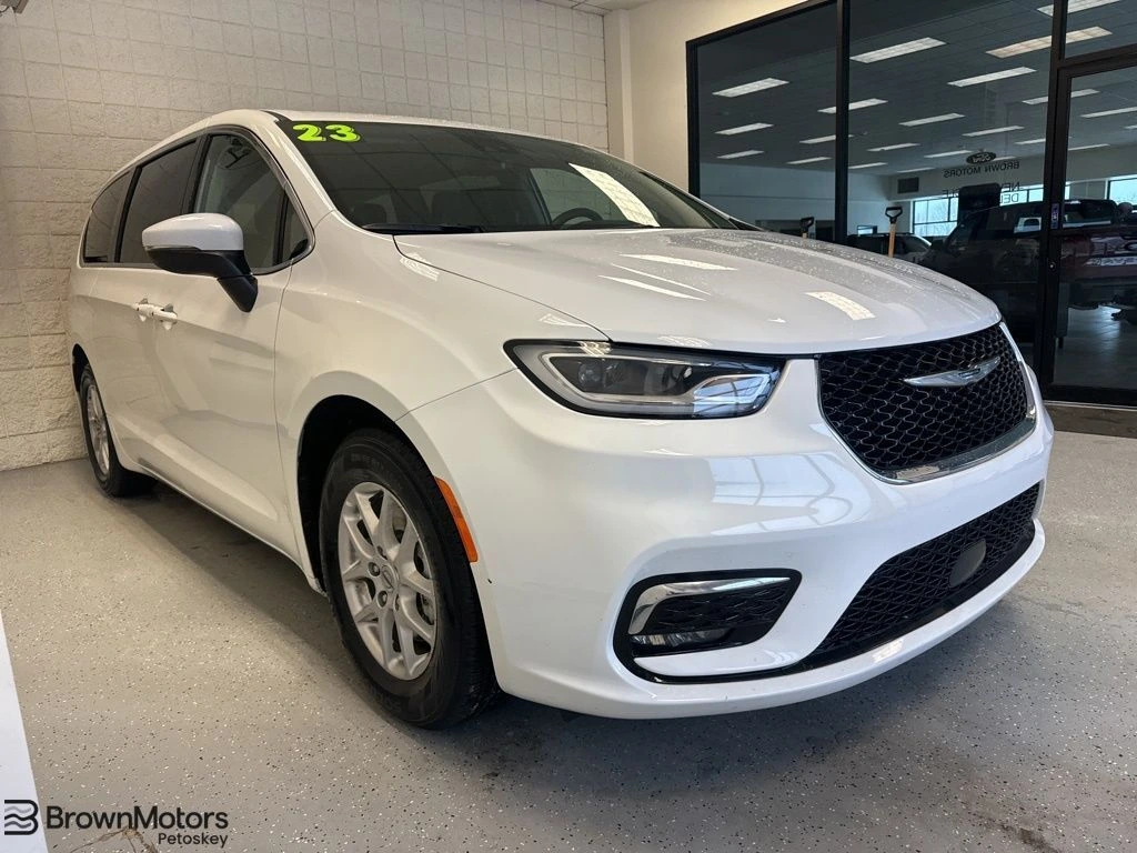 2023 Chrysler Pacifica Touring L's photo