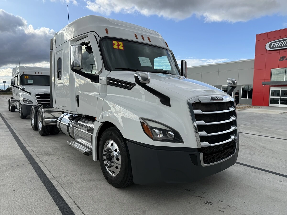 2023 Freightliner Cascadia — photo 3