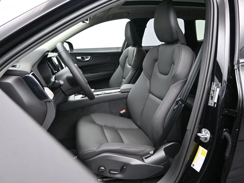 2025 Volvo - image 22