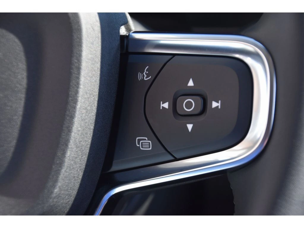 2025 Volvo - image 34