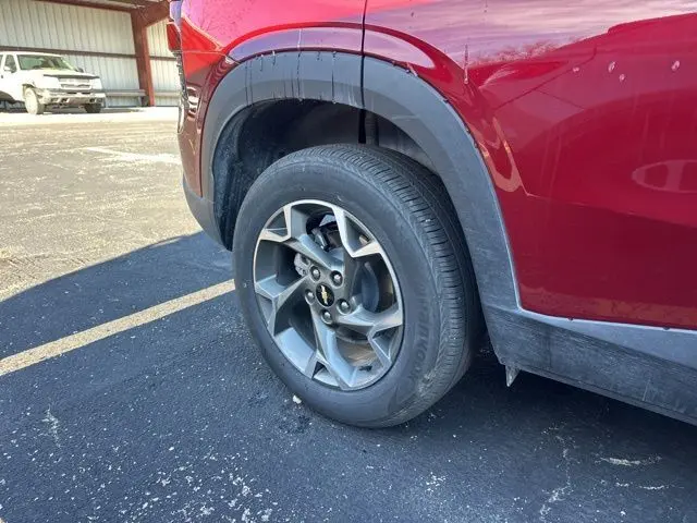 2025 Chevrolet Trax LT photo 4