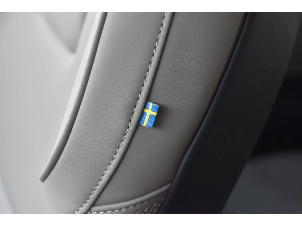 2026 Volvo - image 40