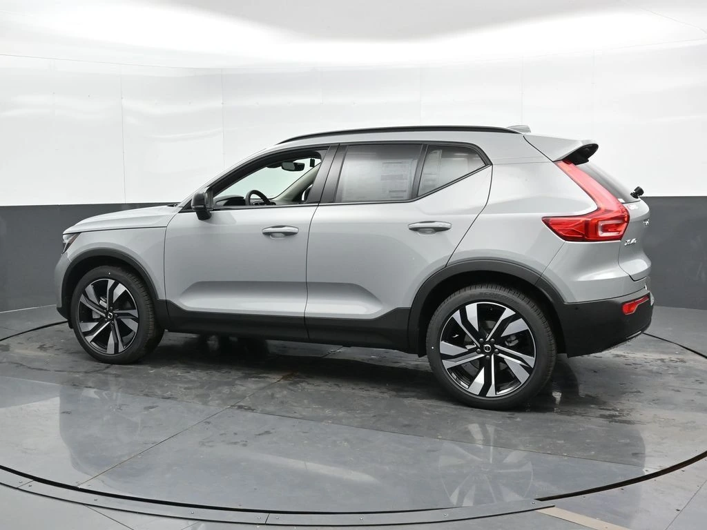 2025 Volvo - image 8