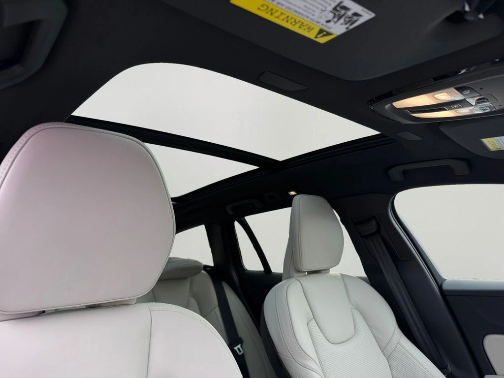 2025 Volvo - image 7