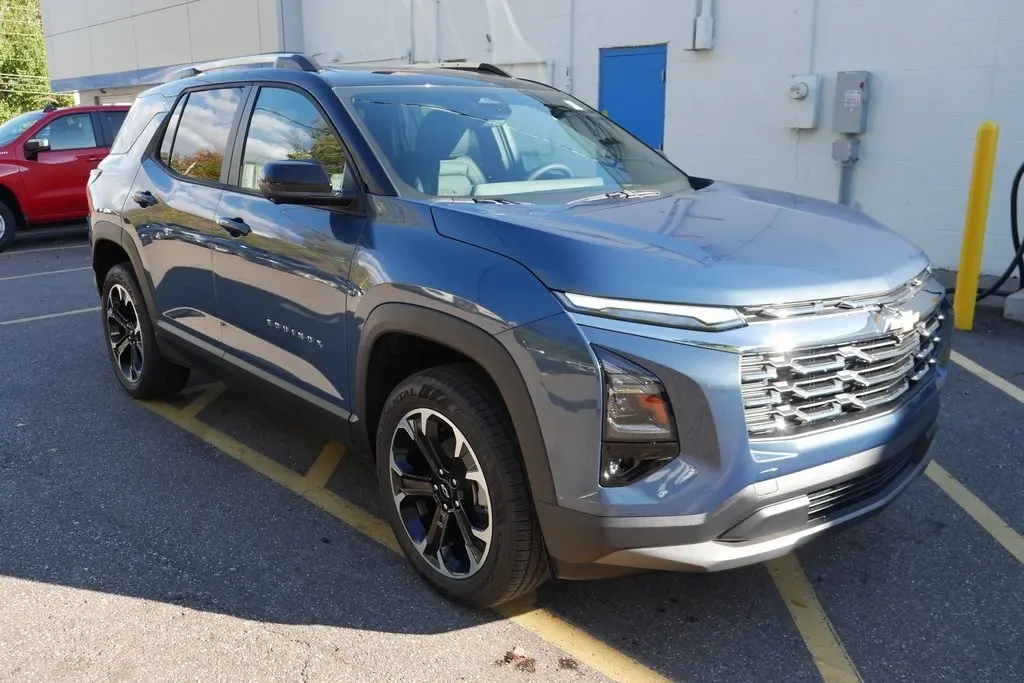 2026 Chevrolet Equinox LT photo 2