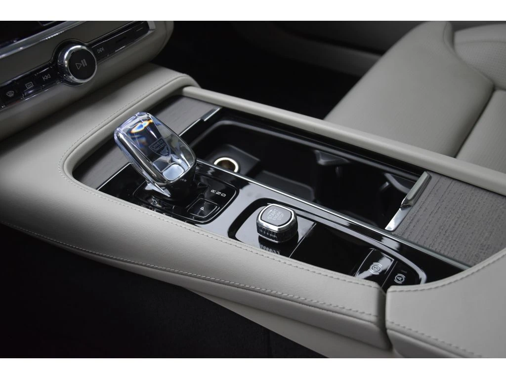 2025 Volvo - image 36