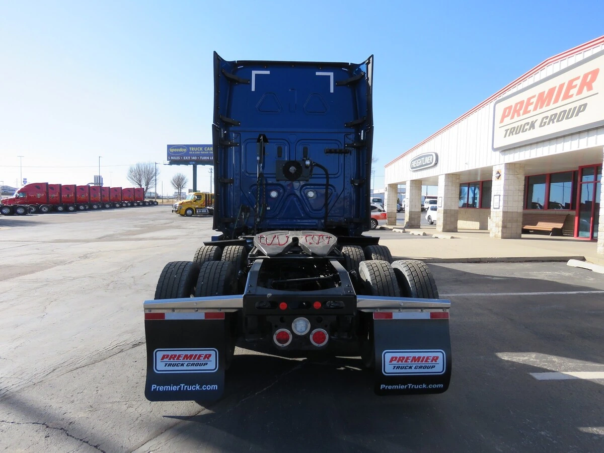 2022 Freightliner Cascadia - image 4