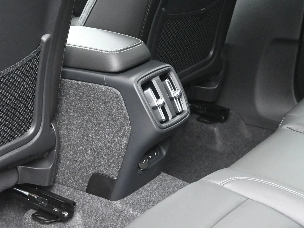 2025 Volvo - image 26