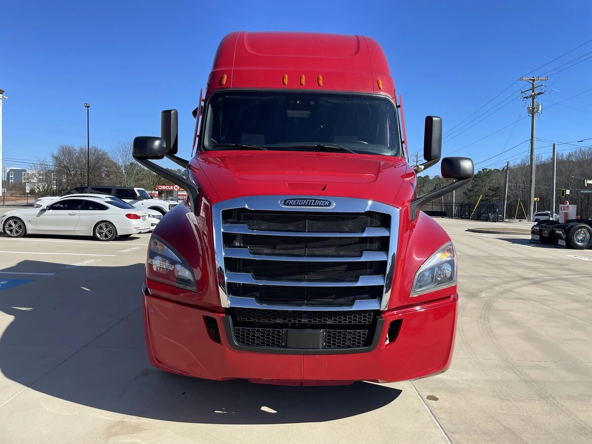 2021 Freightliner Cascadia - image 2
