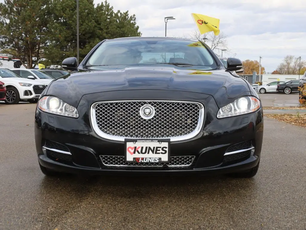 2013 Jaguar XJ Base photo 3