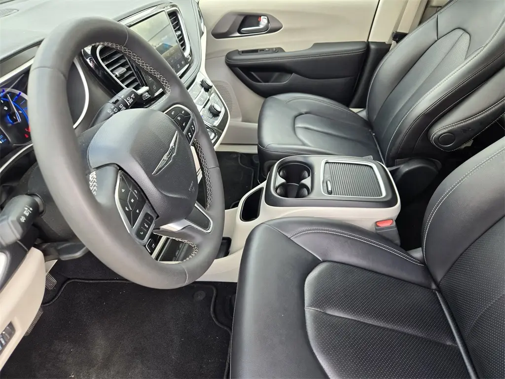 2024 Chrysler Pacifica Hybrid photo 13