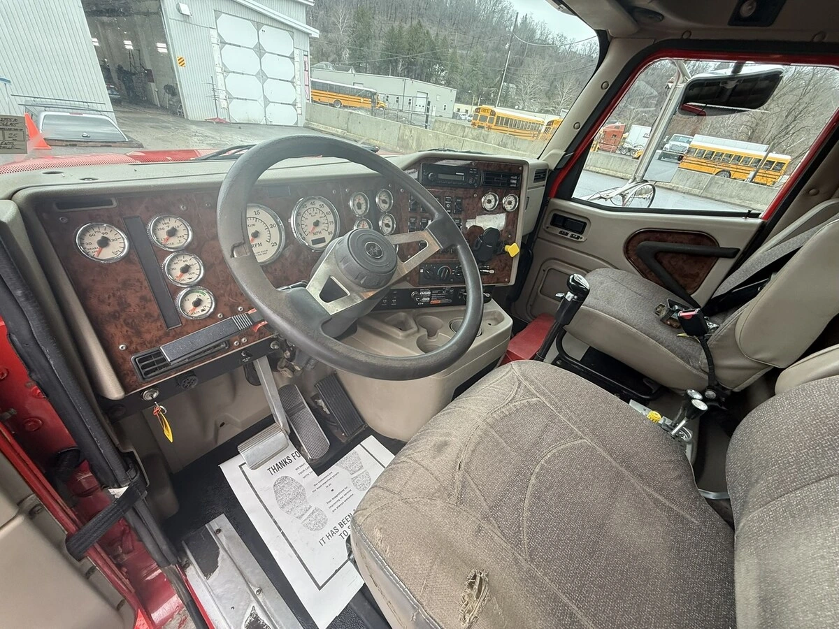 2016 International - image 15