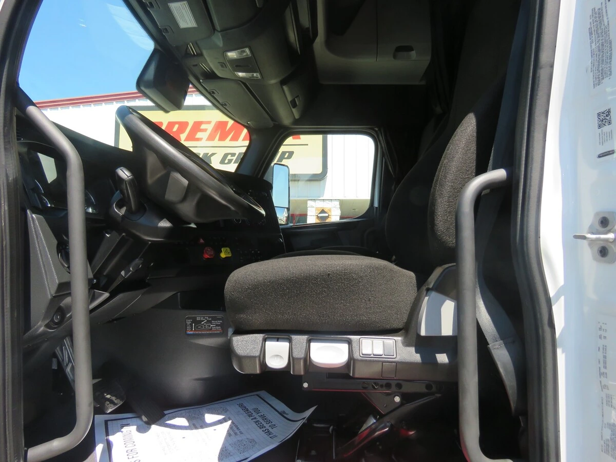 2023 Freightliner Cascadia - image 13