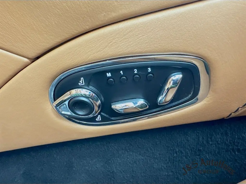 2021 Aston Martin DBS photo 15