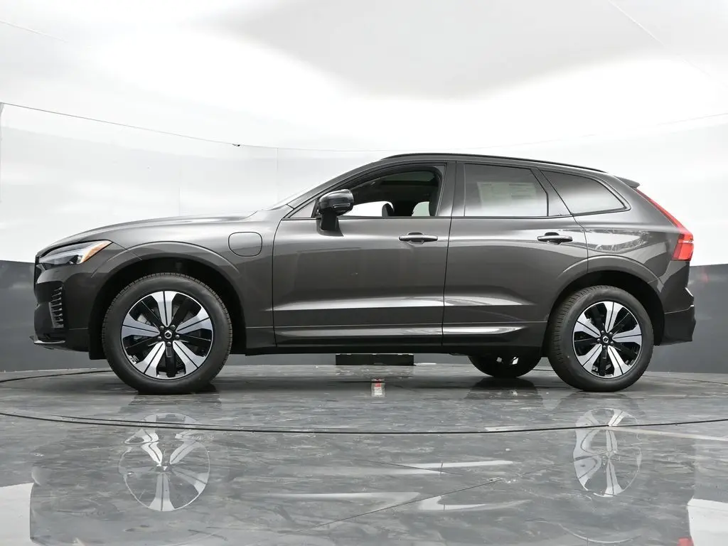 2025 Volvo - image 45