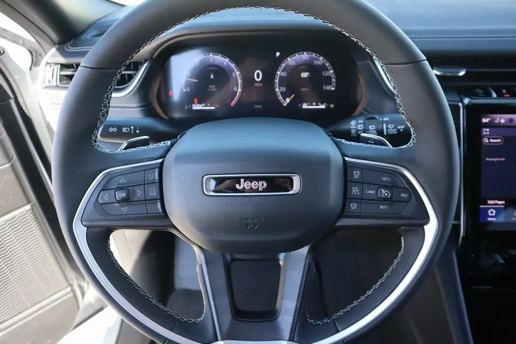 2025 Jeep Grand Cherokee Limited photo 3