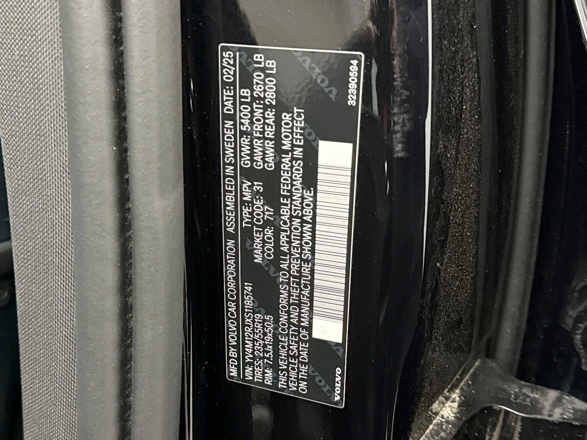 2025 Volvo - image 11