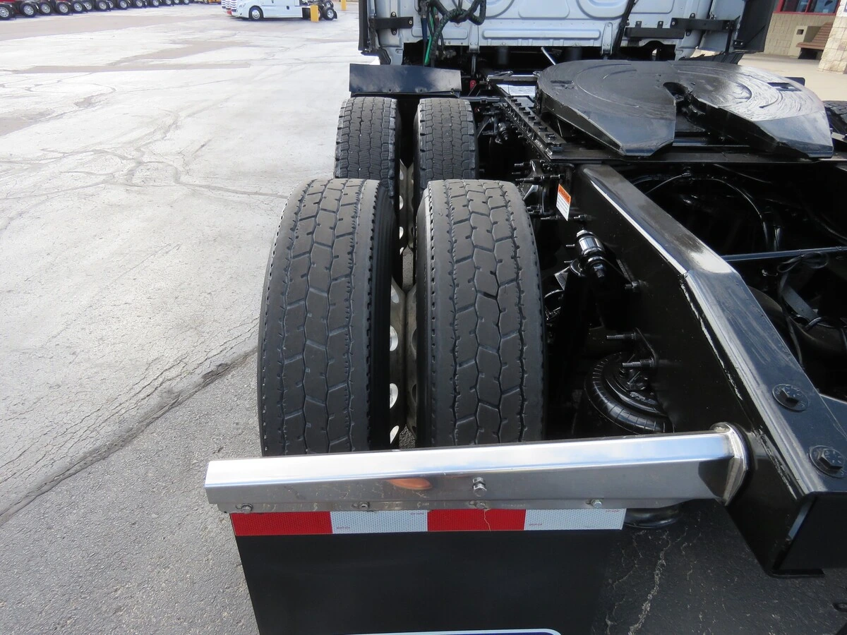 2022 Freightliner Cascadia - image 4