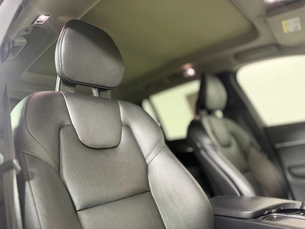 2020 Volvo - image 11