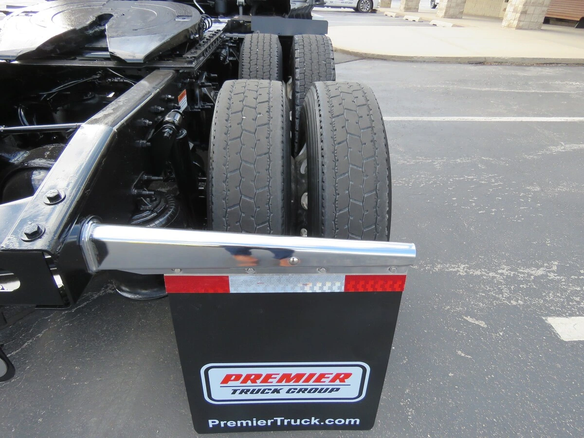 2022 Freightliner Cascadia - image 6