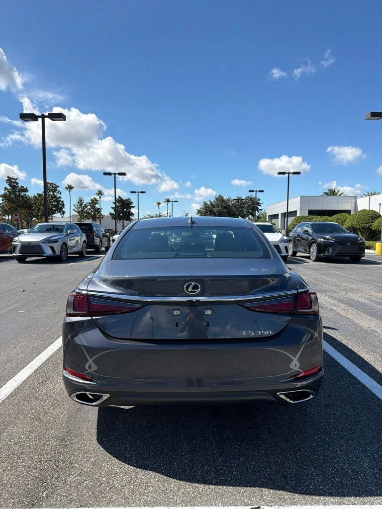 2025 Lexus ES 350 - Photo 15