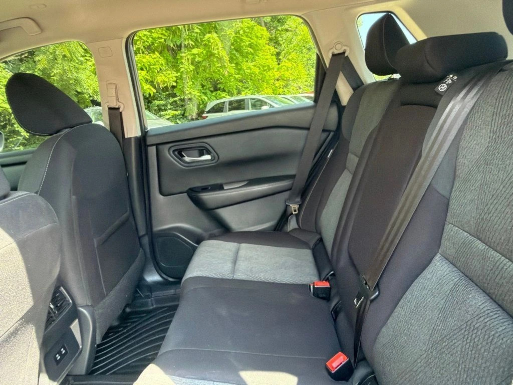 2024 Nissan Rogue SV - Photo 18