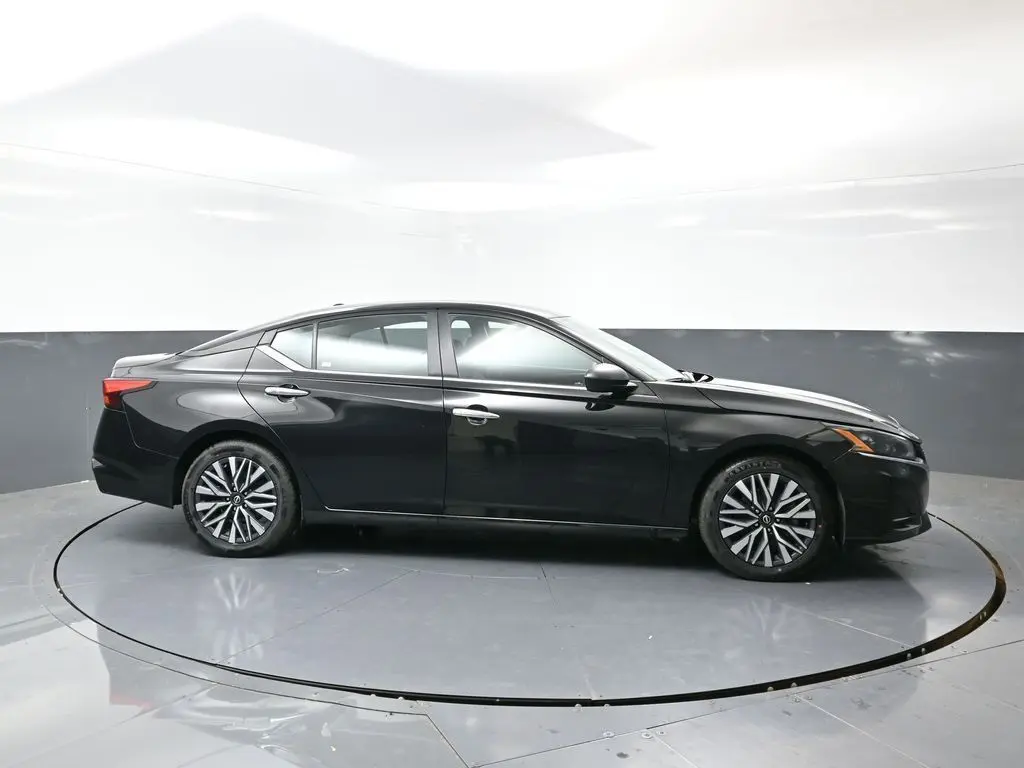 2024 Nissan Altima 2.5 SV photo 2