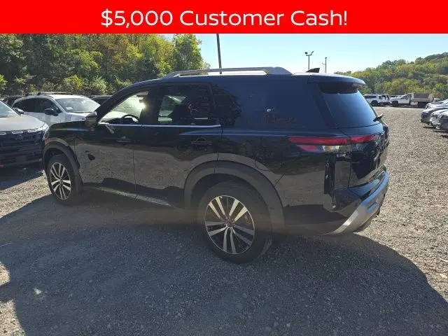 2025 Nissan Pathfinder Platinum photo 3