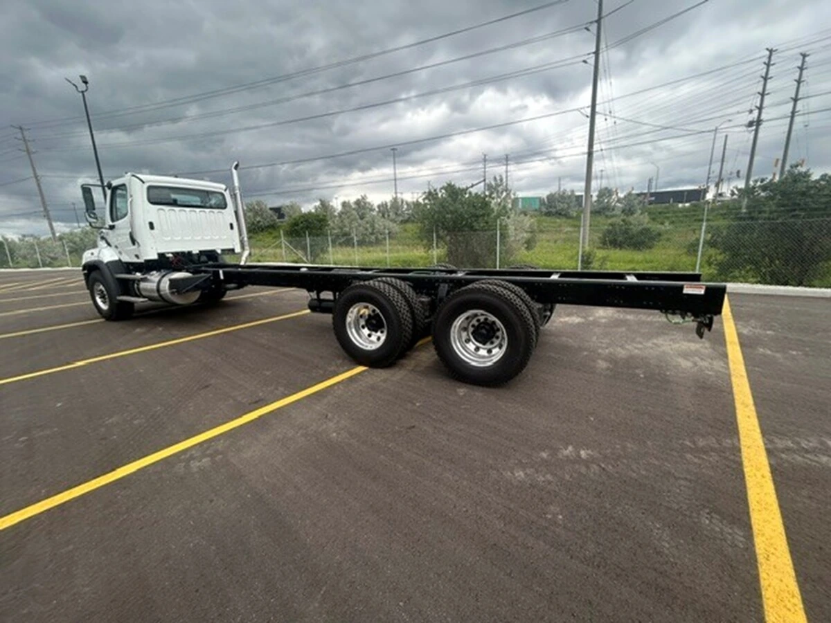 2027 Freightliner 114SD — photo 4
