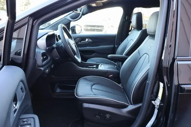 2026 Chrysler Pacifica Limited photo 9