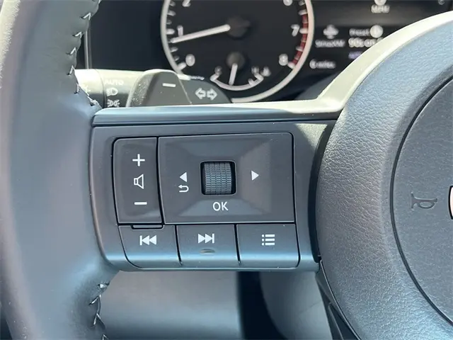 2025 Nissan Pathfinder SV photo 12