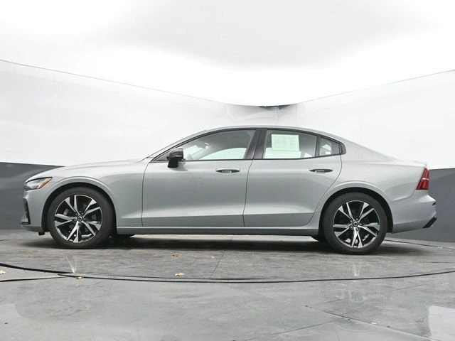 2025 Volvo - image 43