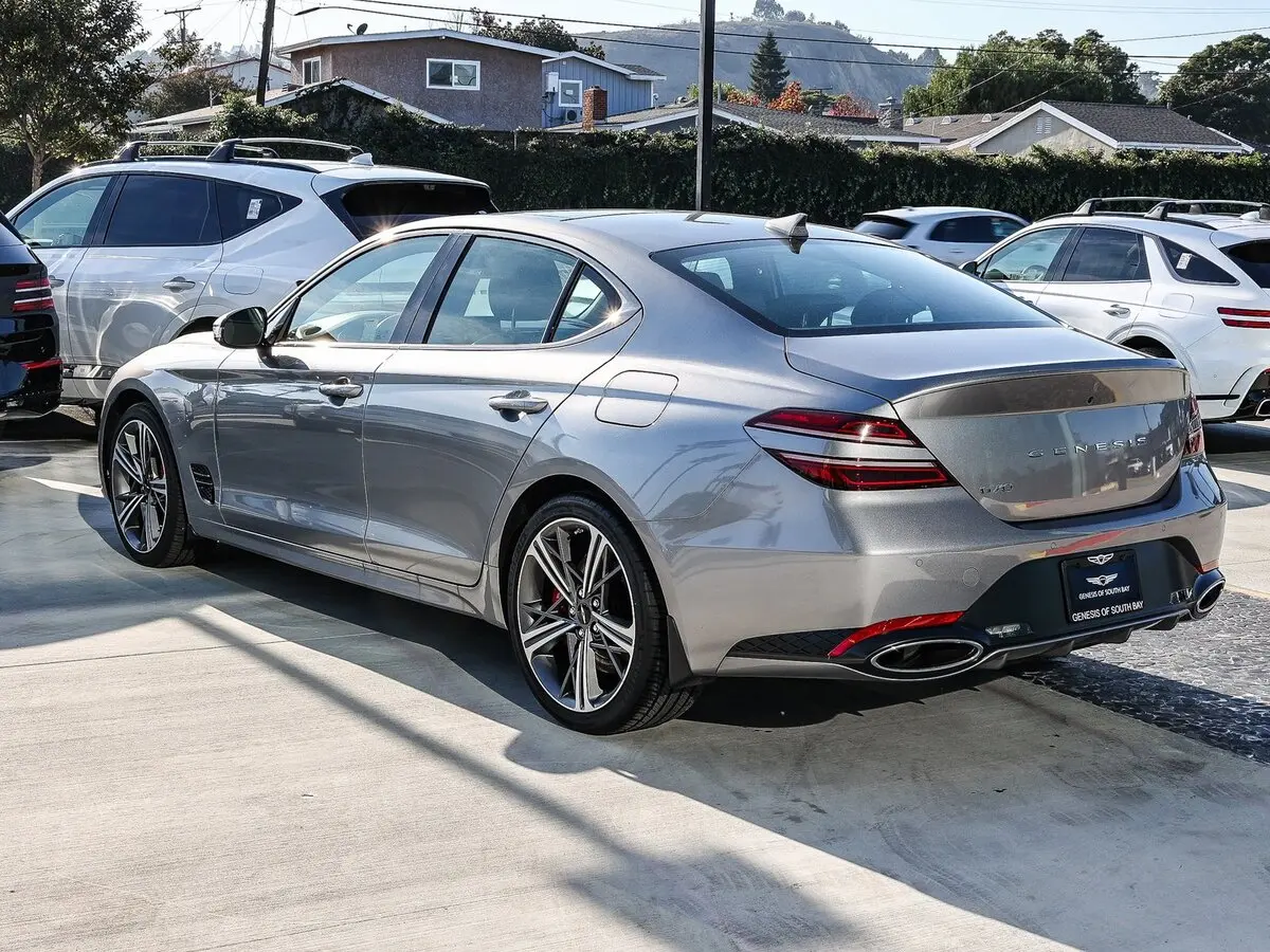2025 Genesis G70 2.5T Sport Prestige photo 4