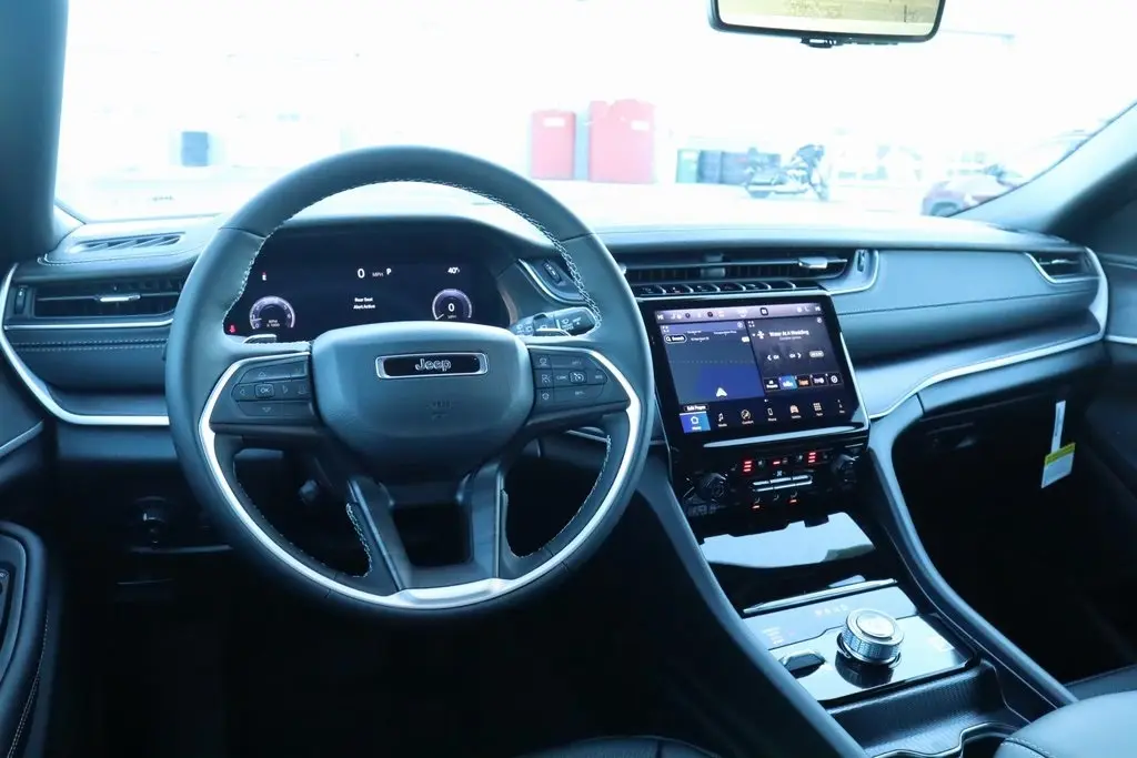 2025 Jeep Grand Cherokee Limited photo 2