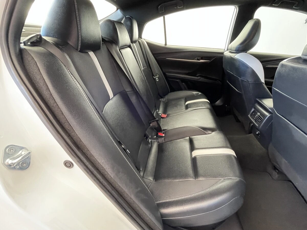 2025 Toyota Camry SE - Photo 15